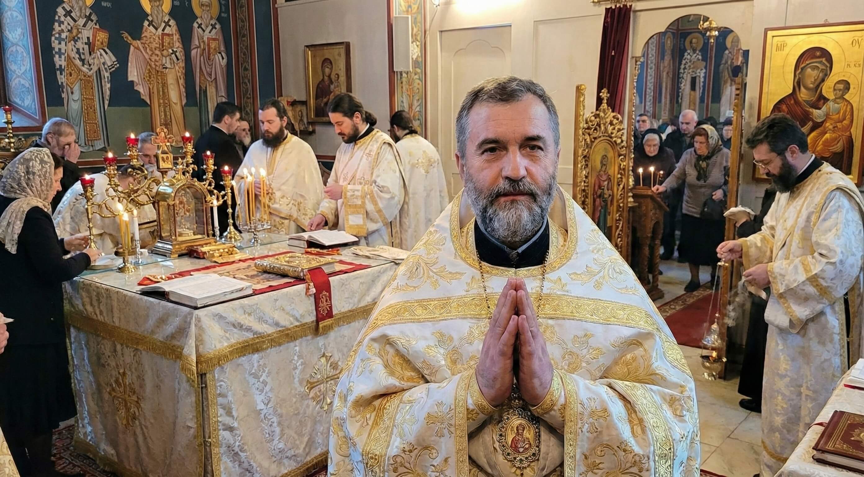 Служење у храму